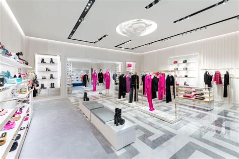 LA BOUTIQUE .